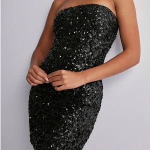 Svart paljettklänning - Snygg svart klänning med paljetter från Nelly. Den är i storlek S och använd 1 gång. Säljer för 290 kr😍