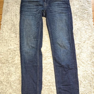 Jack and jones Jeans - Helt oanvända jeans, Mörkblå jeans, storlek 29:32. Passform Tapered/Mike.