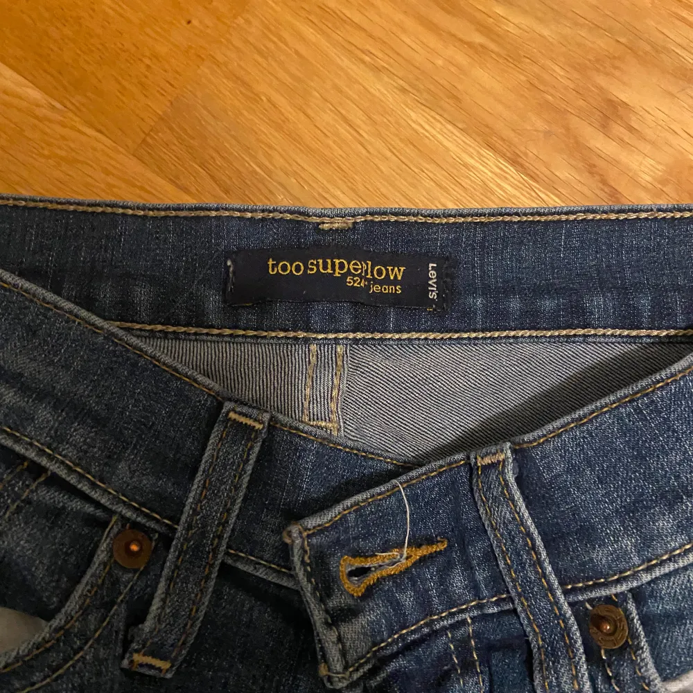 Blå lågmidjade jeans från levi’s. Midjemåttet är 37cm och innerbenslängden är 80cm💕 kan sänka priset vid snabbt köp💗 Lite slitna längst ner.. Jeans & Byxor.