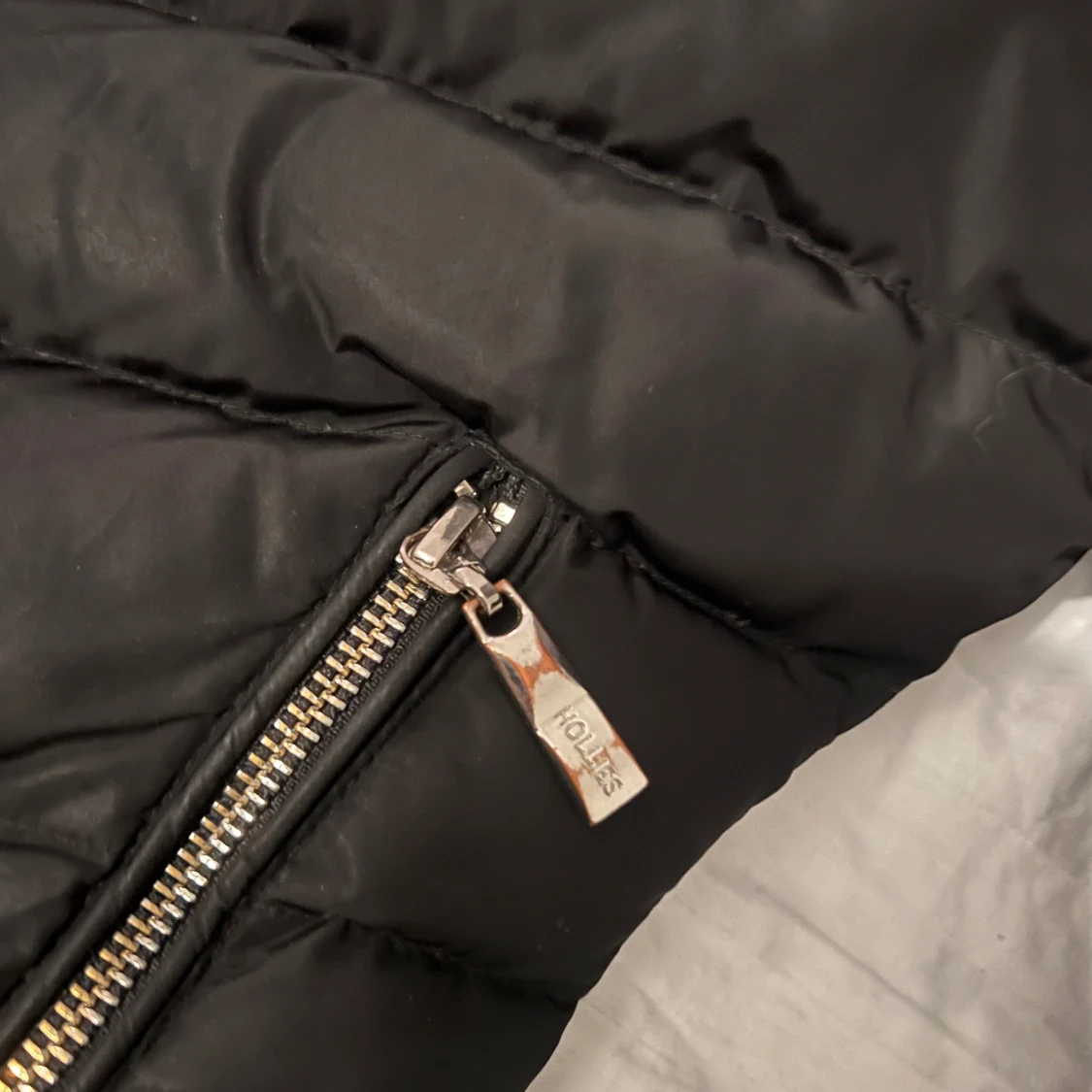 Svart dunjacka med pälsdetaljer - 93