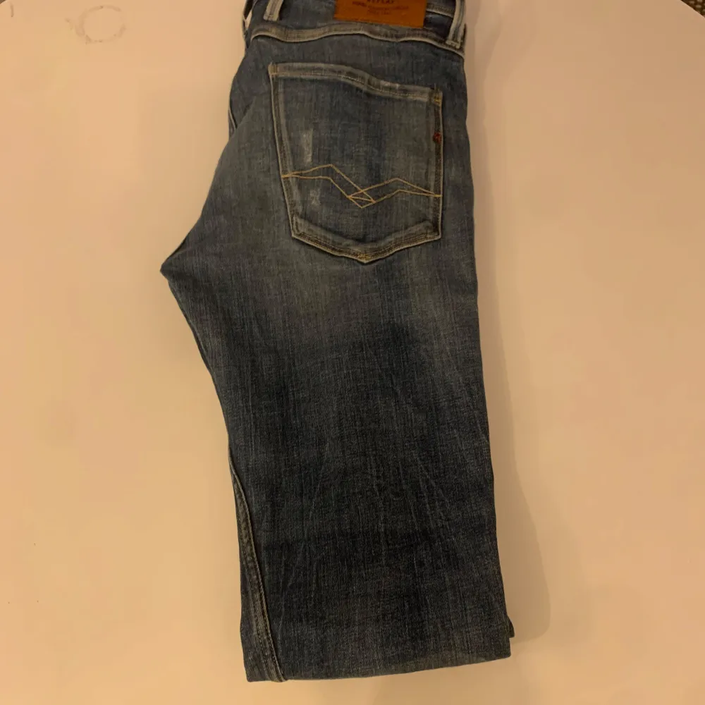 Säljer ett par snygga blå jeans från replay i bra skick. De har en klassisk femficksdesign och slitna detaljer för en cool look.Tar också emot trades. Perfekta för både vardag och fest! 🕺. Jeans & Byxor.