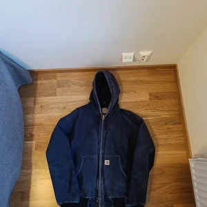 Carhartt Active Jacket  - Eftertraktad Carhartt Active Jacket, Använd men i gott skick, inga hål. Stor i storleken!