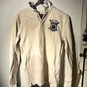 Limited Edition Ralph Lauren - Säljer en sjukt cool rugbytröja från Ralph Lauren. Den har ett coolt broderat emblem på bröstet och en stor R-logga på ryggen. Perfekt för en avslappnad men stilren look! Min favorittröja men har blivit för tjock :/. Sjukt svår att få tag i så detta är ett kap! Köpt för 4000kr i London. Tveka inte att höra av dig om du har frågor eller vill ha fler bilder!