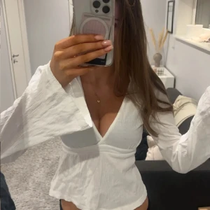 Vit omlottopp - Säljer en supersnygg topp ifrån Gina Tricot i storlek XS eftersom att den bara kommit till användning 3 gånger❤️❤️ den är i superbra skick och de är bara att skriva om ni har några frågor ❤️❤️❤️