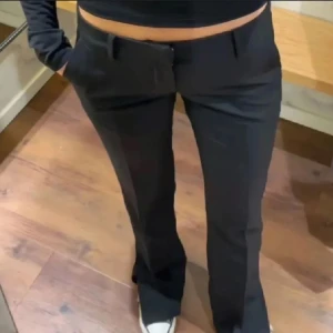 Svarta kostymbyxor - Snygga svarta kostymbyxor, De har en låg  midja och raka ben modellen heter Vera från Bikbok. Skriv privat för egna bilder 
