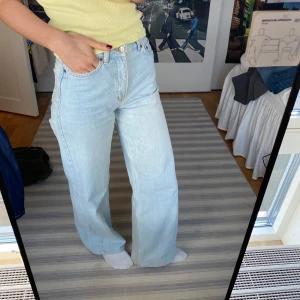 Ljusblå jeans med vida ben - Säljer ett par ljusblå ”wide leg” jeans från Junkyard.  Mycket bra skick!  Midja: 35 cm  Ytterbenslängd: 101 cm  Jag är 167 cm 