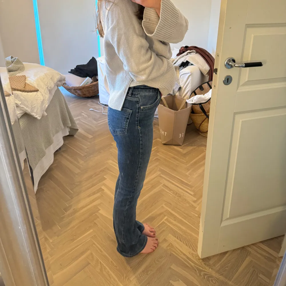 Säljer ett par snygga blå bootcut jeans i bra skick från Zara. Storlek 36! . Jeans & Byxor.