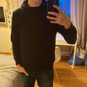 Oscar Jacobson Kashmir hoodie - Tja, säljer denna riktigt snygga hoodien | Märke: Oscar Jacobson | Storlek: S | Skick: 7/10 har varsit litet hål vid axlarna men som inte syns vid användning | Material: Kashmir | För frågor är det bara att skriva | Pris är diskuterbart |