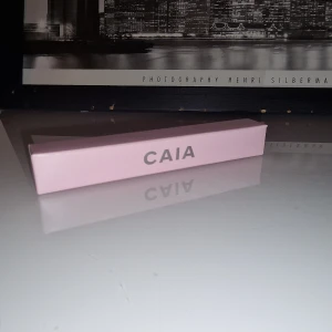 CAIA - Irresistible mascara - Limited edition utgåva från CAIA Cosmetics! Ny och oöppnad såklart. Irresistible Mascara ger en skandalöst förförisk look. Formulan är berikad med hydrolyserat fröextrakt från ceratonia siliqua, vilket hjälper till att förbättra fransarnas styrka och elasticitet. Med vårdande egenskaper blir dina fransar fylliga och mjuka från rot till topp. Perfekt för dig själv eller ge bort i present.