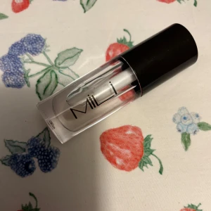 Lip gloss från mili cosmetics  - Lipgloss från mili cosmetics. Aldrig använd 