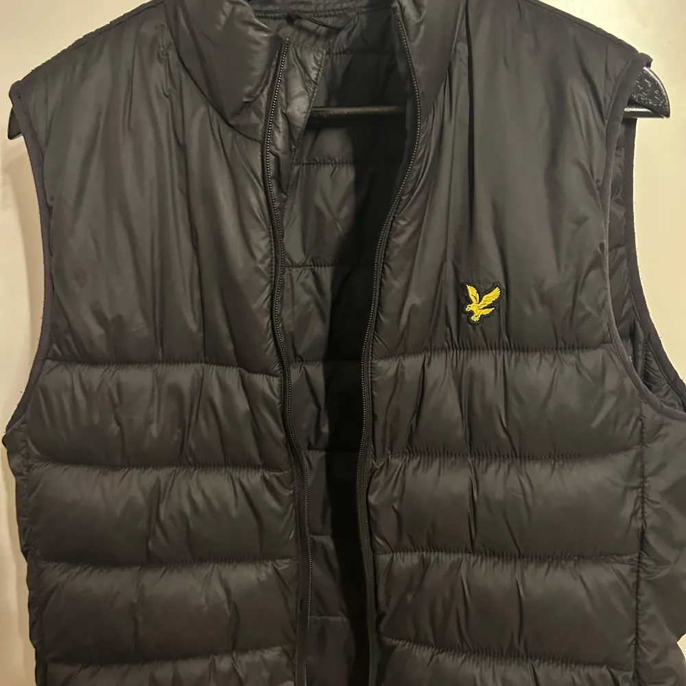 Säljer en svart dunväst från lyle and scott. Jätte bra skick . Jackor.