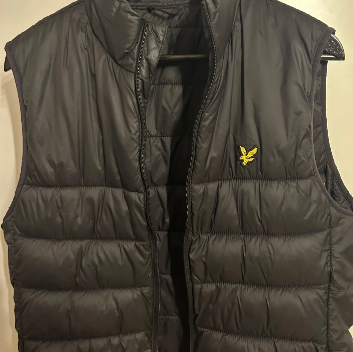 Svart dunväst med broderad logga från lyle and scott.