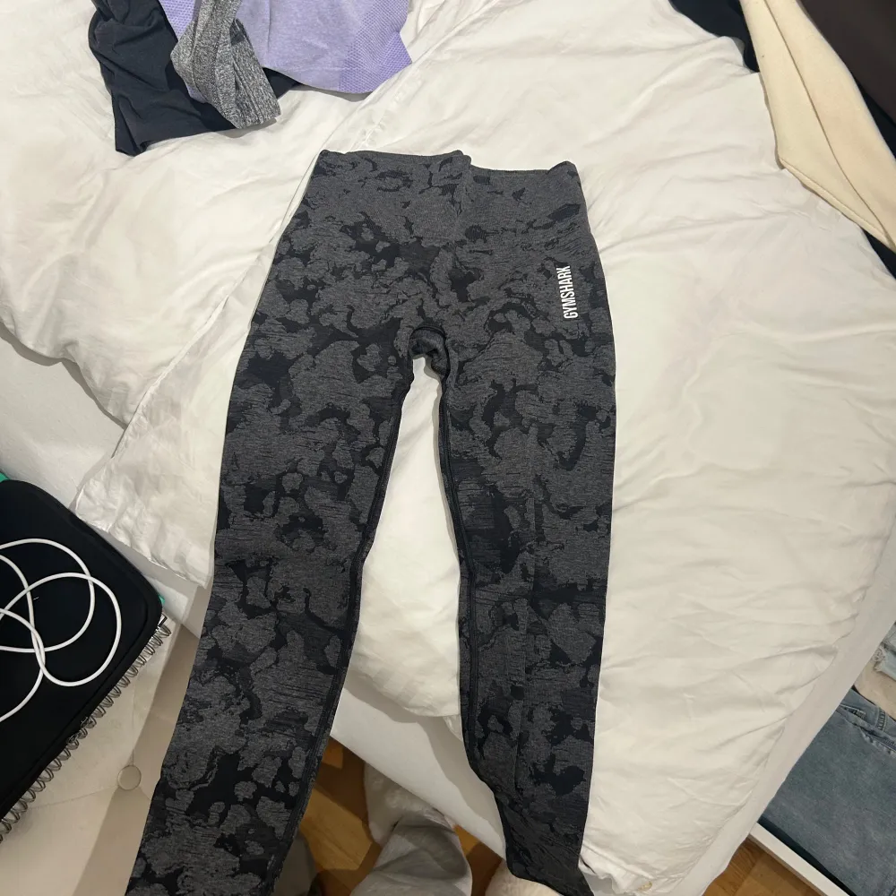 Säljer ett par snygga och bekväma leggings från Gymshark i grått och svart med ett coolt kamouflagemönster. Perfekta för träning eller en avslappnad dag. De är stretchiga och har hög midja för bästa passform. . Jeans & Byxor.