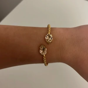 Guldarmband från Caroline svedbom - Caroline svedbom armband med rosa kristaller, kristallerna är stora. I bra skick använts knappt💗