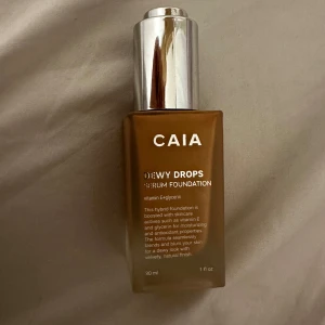 CAIA Dewy Drops Serum Foundation - Säljer en CAIA Dewy Drops Serum Foundation i nyansen 30C. Denna foundation ger en daggig finish Perfekt för en naturlig look med sammetslen yta. Jag testade den två gånger men den va lite för mörk för mig. Köpt från caias hemsida för 345kr 