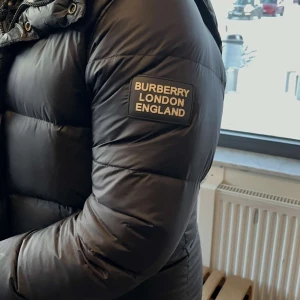  burberry jacka👍🏽 - Säljer min burberry jacka  Perfekt nu för vinter 🥶 man kan göra den till en väst så man kan använda på sommaren har haft min jacka i 3-4 månader   Kan diskutera priset👍🏽