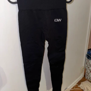 Svarta leggings från ICANIWILL - Säljer ett par svarta leggings från ICANIWILL i mycket bra skick. De är tighta och perfekta för träning. Materialet är stretchigt och bekvämt, vilket gör dem idealiska för både gymmet och hemmaträning. Högmidjade för extra komfort och stöd.