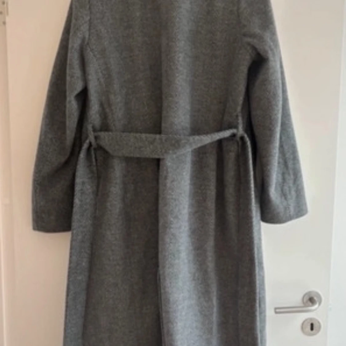 Grå fodrad kappa med bälte fiskbensmönstrad - 90