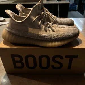 Adidas Yeezy Boost 350 i beige - Säljer ett par Adidas Yeezy Boost 350 i beige. De är i mycket bra skick och har en snygg design med snörning. Perfekta för både vardag och fest! Storlek herr 43