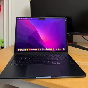 MacBook Air M2 2022 (13,6-tum. 16 GB ram. 256 GB.) - Jag säljer min  stilrena MacBook Air m2 pga ingen användning. Planen var att använda den till studier men valde att arbeta istället. Datorn har ej använts mycket alls, batterihälsa står på 100% precis som en helt ny. Inget fel på datorn alls. Låda och laddare ingår.