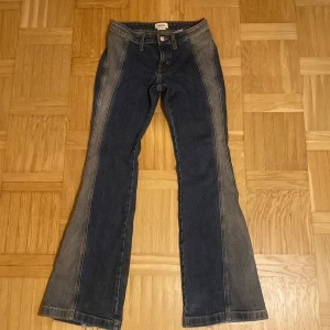 Jeans från Weekday - Säljer ett par snygga jeans från Weekday i mörkblå med sjukare utsida . De är i bra skick och nästan inte alls använda super super sköna💕