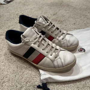 Moncler  - Moncler sneakers. Storlek 43,5. Fint skick obs ska se slitna ut från grund, precis som Golden goose! Pris 1199kr ingår dustbag. 