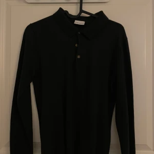 John Henric polotröja - Snygg svart/brun polotröja i storlek S