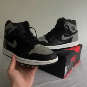 Säljer ett par Nike Air Jordans i svart och grått. Skorna är i mycket bra skick och har en snygg design med snörning. Perfekta för både vardag och fest. De kommer i originalkartong och är redo att användas direkt! Pris kan diskuteras 