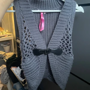 Skickad väst - Stickadväst me knäppe. Jätte bra skick! Går att ha ensam eller över en annan tröja