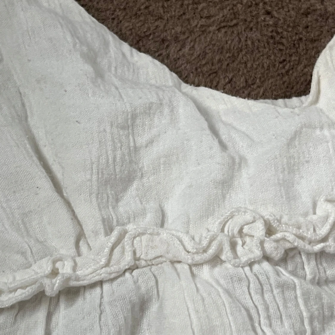 Vit topp med volangdetaljer - 92