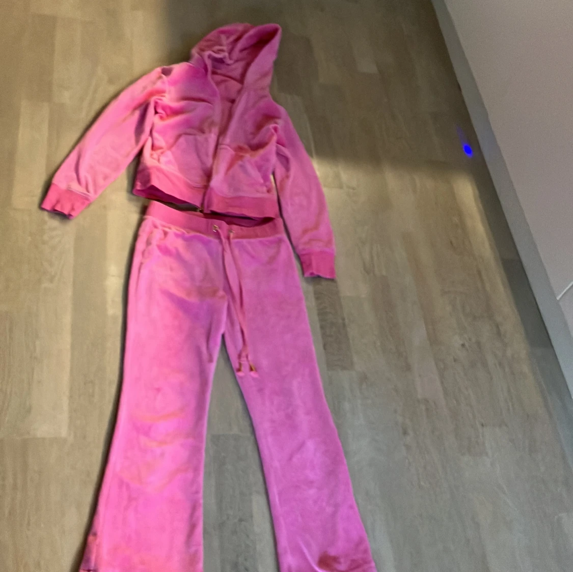 Rosa mjukisbyxor med matchande hoodie