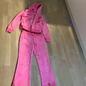 Säljer ett set med rosa mjukisbyxor och en matchande hoodie. Byxorna har en loose passform med fickor bak och snörning i midjan. Hoodien har dragkedja och en mysig huva. Perfekt för chill dagar hemma eller en avslappnad stil ute. Materialet är mjukt och bekvämt. Går att göra längre då jag har sytt upp dom och då passar den någon som är runt 155cm