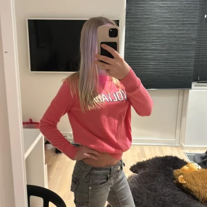 Rosa tröja från Voltaire - Säljer denna jättesnygga Zadig & Voltaire tröja! 💖Den har blivit använd fåtal gånger! Kan tänka mig gå ner i pris vid snabb affär. Den är i stolek 14-S. Nypris är 1 500kr.