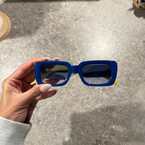 Blå och gula solglasögon från Kalles - Eftertraktade Limited edition solglasögon från Chimis collab med Kalles kaviar. Såldes för 1499kr. Använda men i gott skick