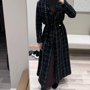 Svart rutig kappa med bälte - Säljer en snygg svart kappa med vitt rutmönster. Den har långa ärmar och ett bälte i midjan för en elegant look. Perfekt för höst och vinter! 🖤 passar för dom som använder xs , s , m - ord pris :999kr