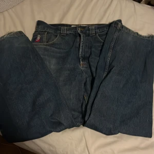 Blå jeans från Big Boy - Säljer ett par blå jeans från Big Boy i storlek S. De har lite heelbite men annars bra skick:)