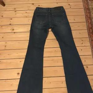 Säljer ett par snygga blå jeans från Bianco. De har en bootcut-stil och är i bra skick. Perfekta för både vardag och fest! De har en klassisk femficksdesign och en knappgylf. Passar perfekt till en avslappnad look eller med klackar för en mer dressad stil.