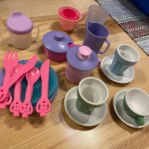 Servis - Servis i blandade delar. Det som syns på bilden är det som följer med.