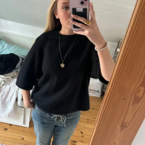 Svart tröja med trekvartsärm - Säljer en stilren svart tröja med trekvartsärm. Tröjan har en lös passform och är superbekväm. Lite smått nopprig men går att ta bort med noppmaskin.