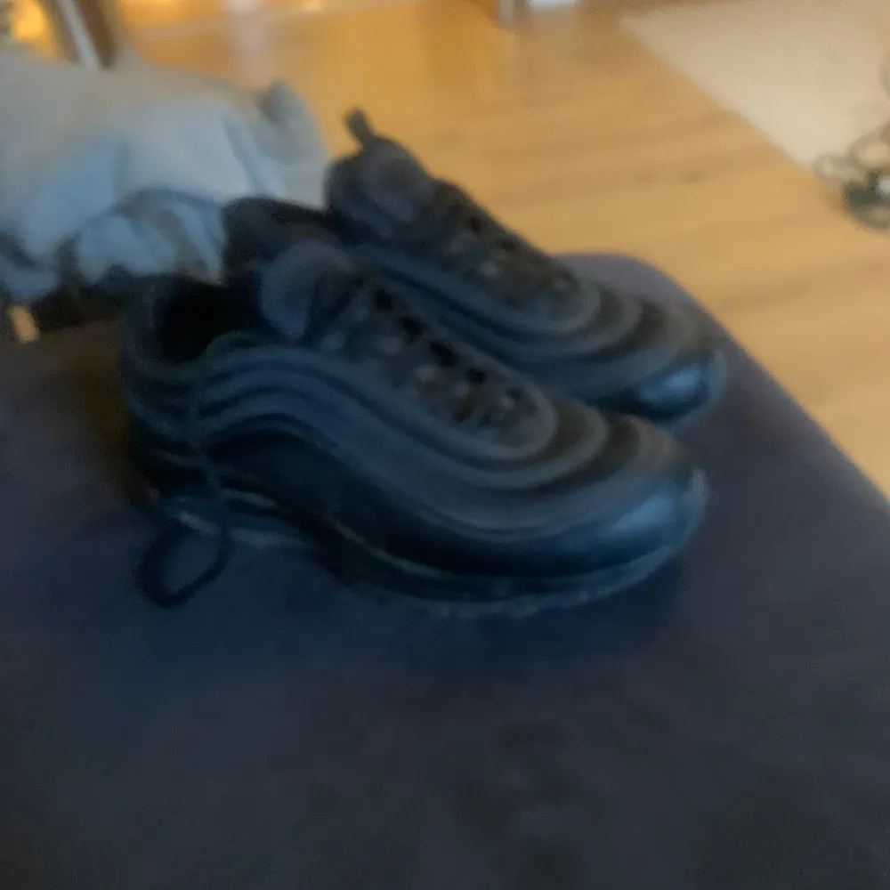 Säljer ett par svarta Nike air max sneakers i mycket bra skick. De har en snygg och stilren design med synlig luftdämpning i sulan för extra komfort. Perfekta för både vardag och träning. Skorna har snörning och är i storlek herr 39. Tyvärr blivit för små för mig efter ungefär 2 användningar. Pris kan diskuteras. Skor.