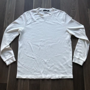 Vit tröja - Säljer en oanvänd och riktigt snygg vit tröja som passar till allt.  Tröjan är endast provad. Kan ge bättre bilder, skriv privat 