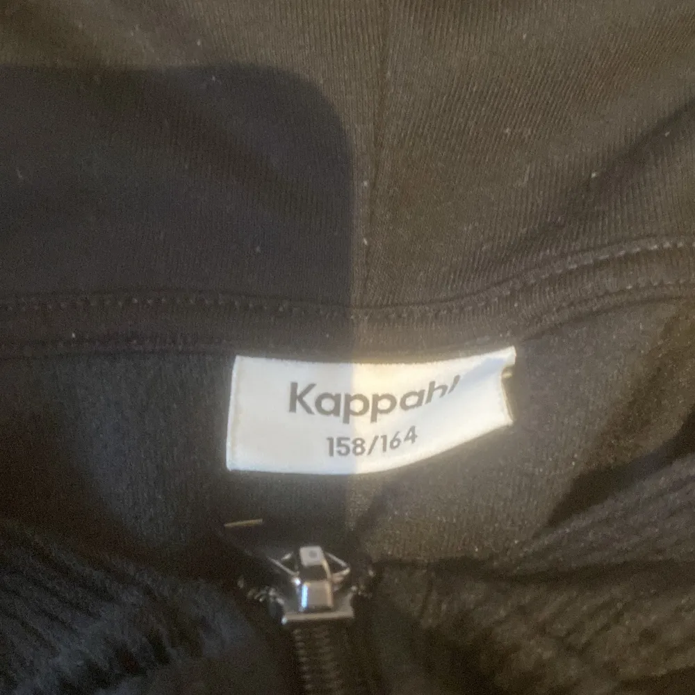 Säljer en svart hoodie från Kappahl i storlek 158/164. Den har en dragkedja framtill och är perfekt för höst och vår. Materialet känns mjukt och bekvämt, perfekt för en casual look. Passar både till skolan och fritiden. !!PRIS KAN DISKUTERAS !!. Tröjor & Koftor.