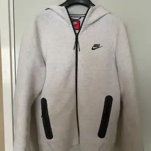 Säljer en snygg och bekväm Nike tech fleece tröja i storlek S. Har använt den ett par gånger men nu är den för liten. Tröjan är i nyskick och har ingen tecken på användning. Perfekt nu i vintern för att hålla dig varm i blåsiga dagar.