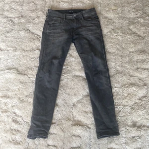 Replay Anbass jeans i grått - Säljer ett par riktigt snygga Replay jeans i grått storlek 29/30 i nyskick köpta för 1799kr  först till kvarn byten mot andra jeans är intressant!