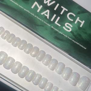 Snygga och hållbara lösnaglar från Witch Nails med en glittrig finish. Perfekta för en festlig look! De är enkla att applicera och återanvändbara, gjorda av återvunnet material. Få salongskvalitet hemma på bara några minuter.