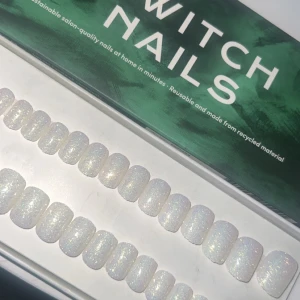 Glittriga lösnaglar från Witch Nails - Snygga och hållbara lösnaglar från Witch Nails med en glittrig finish. Perfekta för en festlig look! De är enkla att applicera och återanvändbara, gjorda av återvunnet material. Få salongskvalitet hemma på bara några minuter.