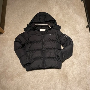 Calvin Klein Jacka - Tjena, säljer min Calvin Klein jacka pga den är för liten. Den är i väldigt bra skick och perfekt nu inför vintern ❄️Nypris 2699kr Hör av er om ni har någon fundering 💭 Pris kan diskuteras🤝
