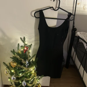 Klänning - En söt och enkel klänning från H&M. Använd cirka 2-3 gånger, säljer den då den tar plats. 🤍 Den är i storlek 32 men passar mig som oftast har M. 
