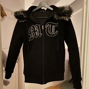 Tuttolente fur jacket - Säljer denna tuttolente MT fur hoodie då de inte är min stil. Köpt för 1500 o är i princip som ny (9,5/10). Storlek xs men passar på s. Pris går att diskutera.
