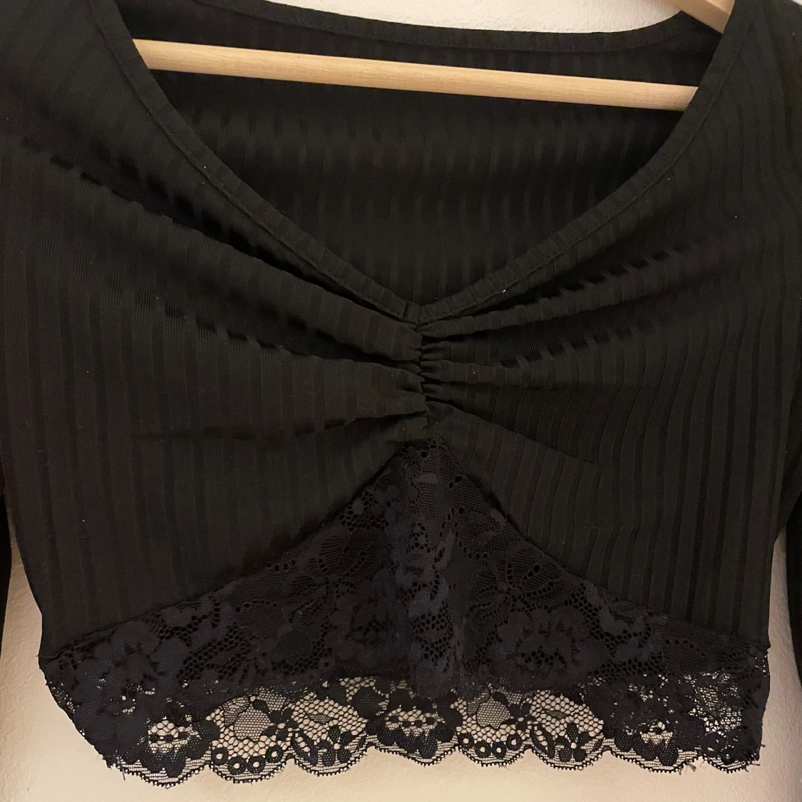 Svart långärmad topp med spetsdetaljer - 90